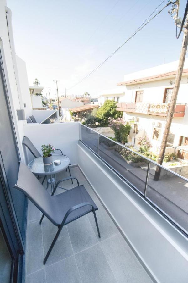 Nick And Helen Apartment Perivolia  ภายนอก รูปภาพ