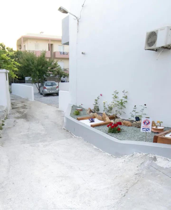 Nick And Helen Apartment Perivolia  ภายนอก รูปภาพ